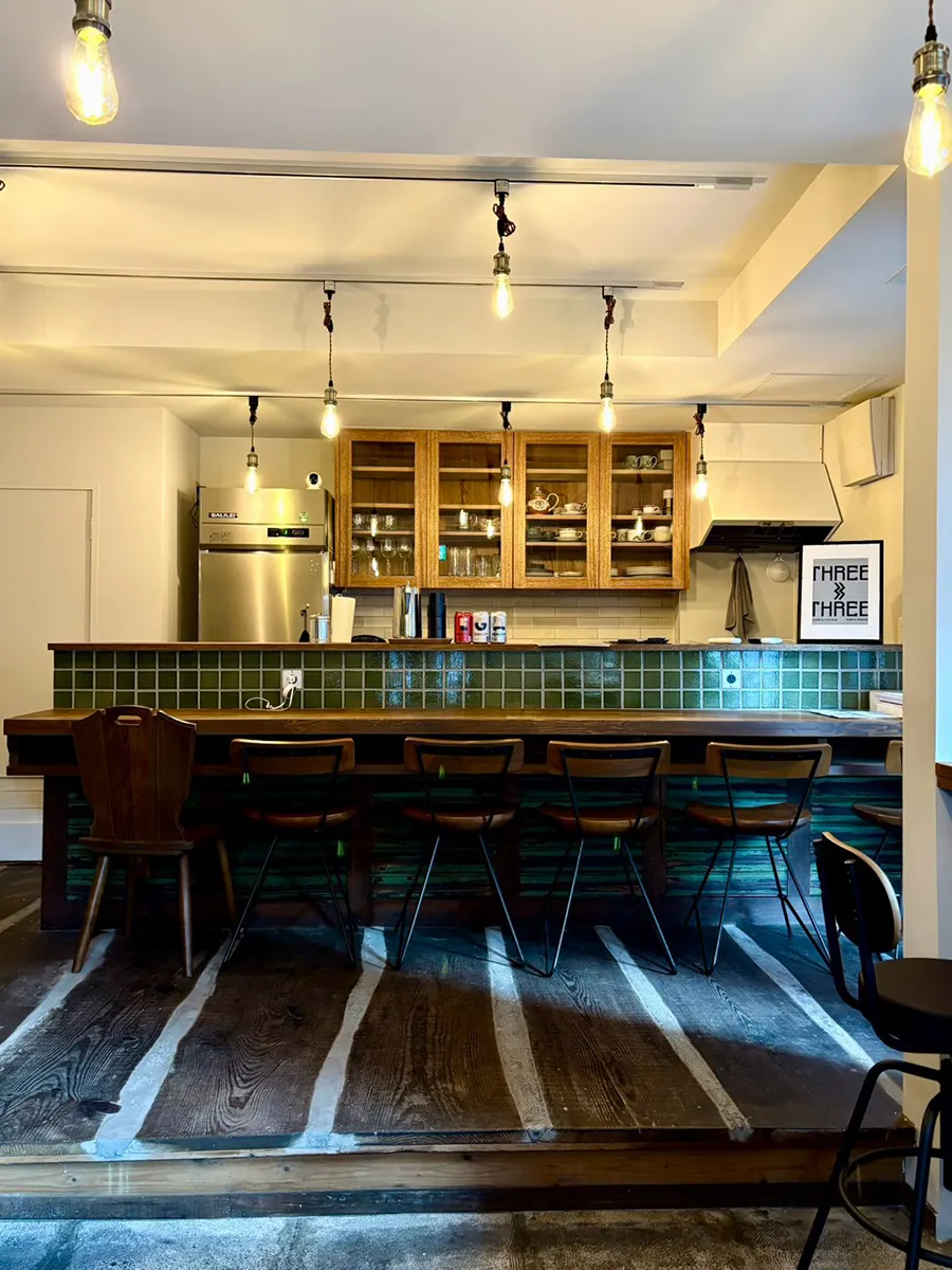 Gallery cafe & bar THREE THREE 店内写真