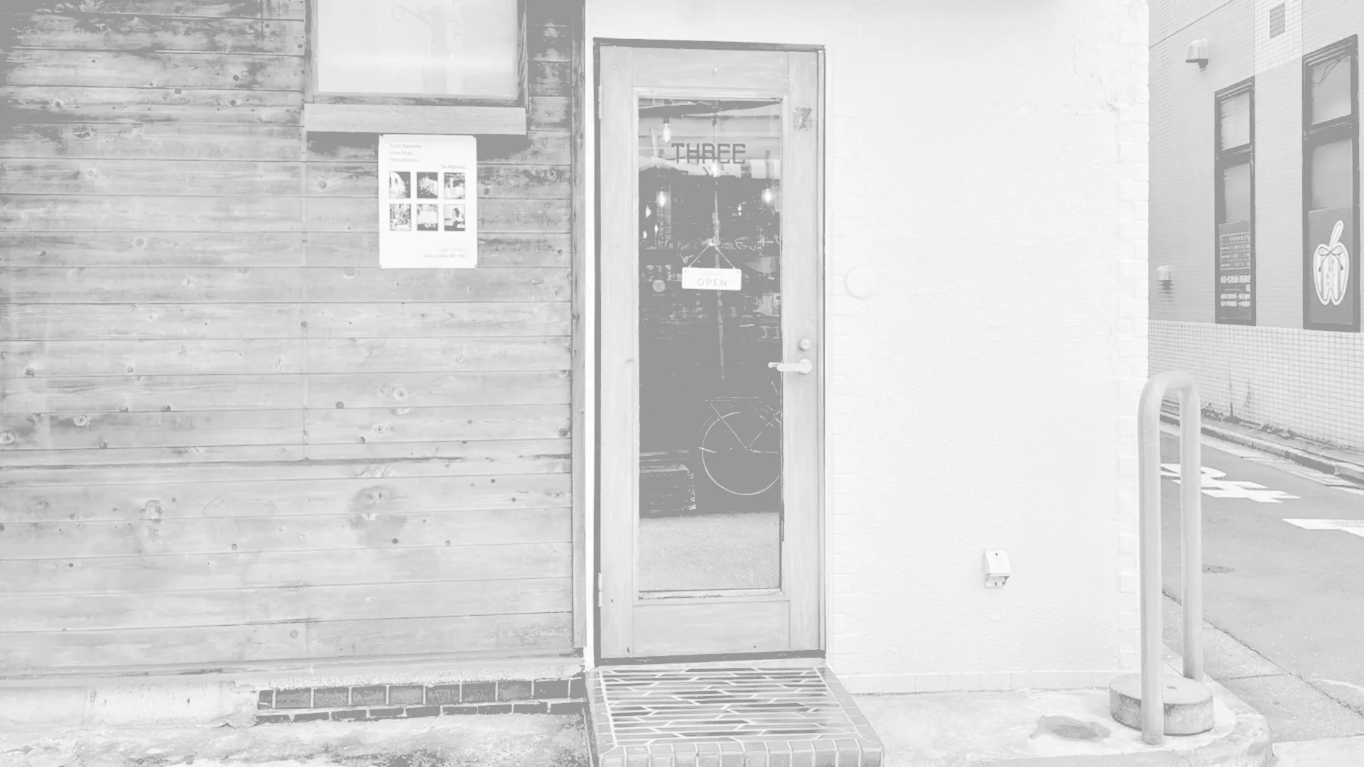 Gallery cafe & bar THREE THREE 店内写真