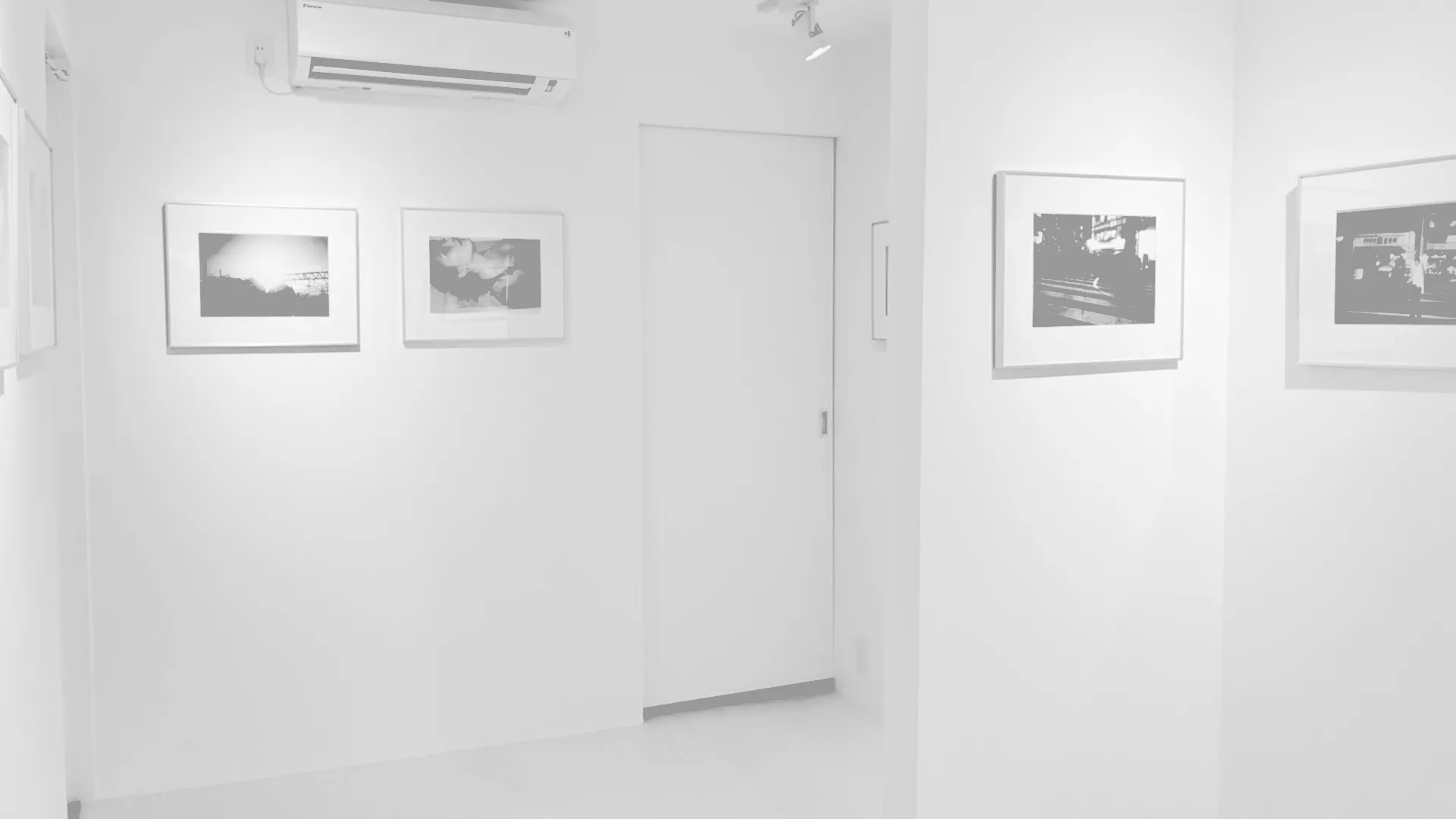Gallery cafe & bar THREE THREE 店内写真