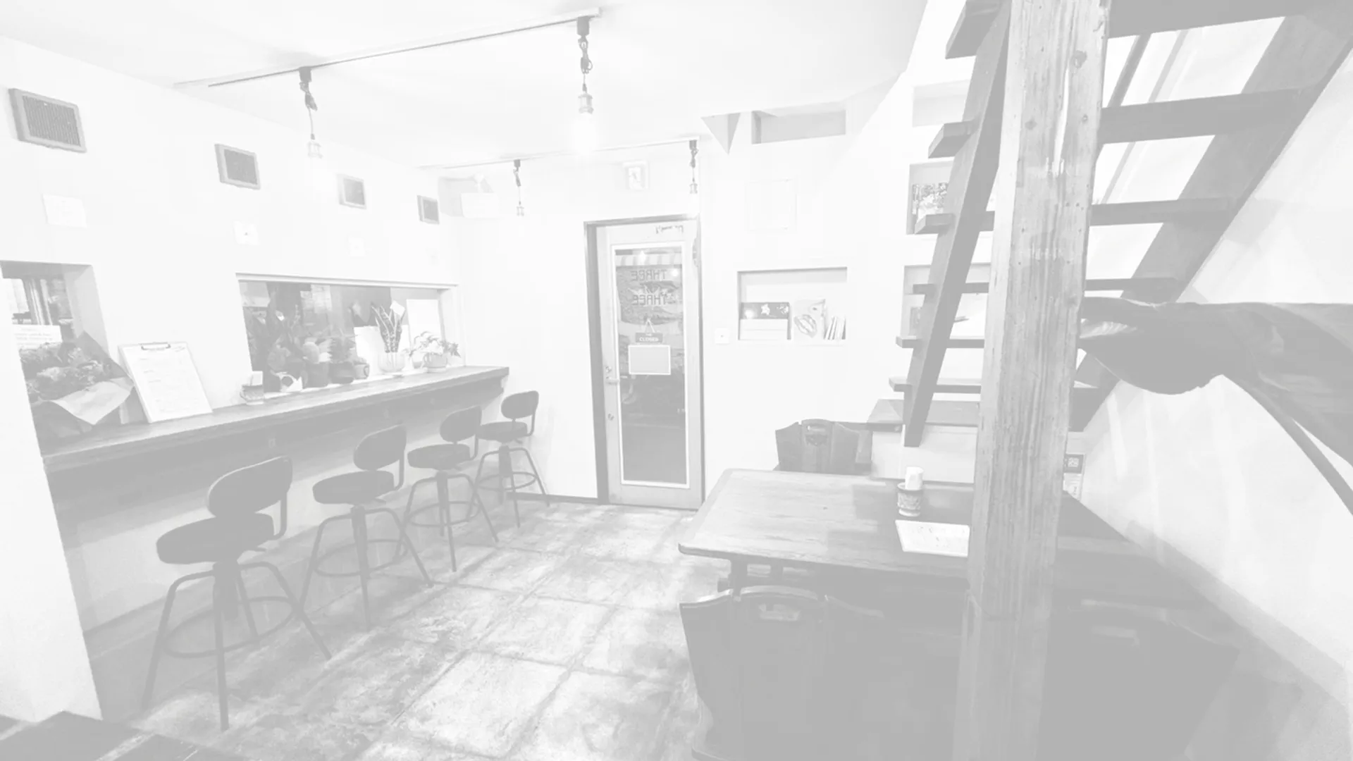 Gallery cafe & bar THREE THREE 店内写真